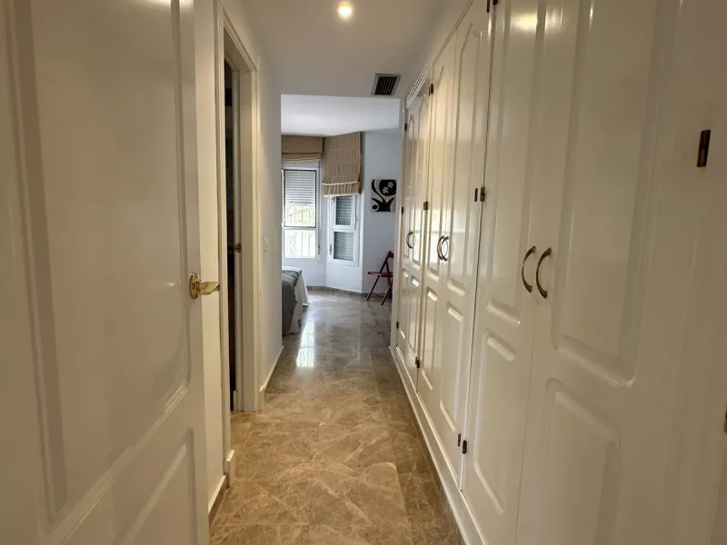 Prime location and excellent amenities, this 3 bedroom apartment is situated in the sought-after Los naranjos de Marbella, within the prestigious area of Nueva Andalucía benefiting from close proximity to a variety of amenities, including supermarkets, co