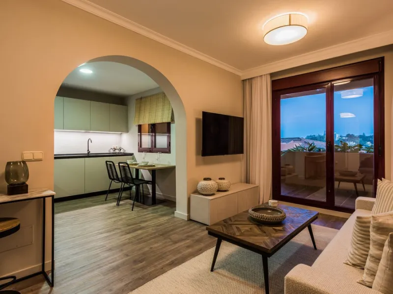 Beautiful, fully furnished  2 Bed 2 Bath apartment with Panoramic views of La Concha Mountain, El Paraíso Golf Course and the Mediterranean Sea.