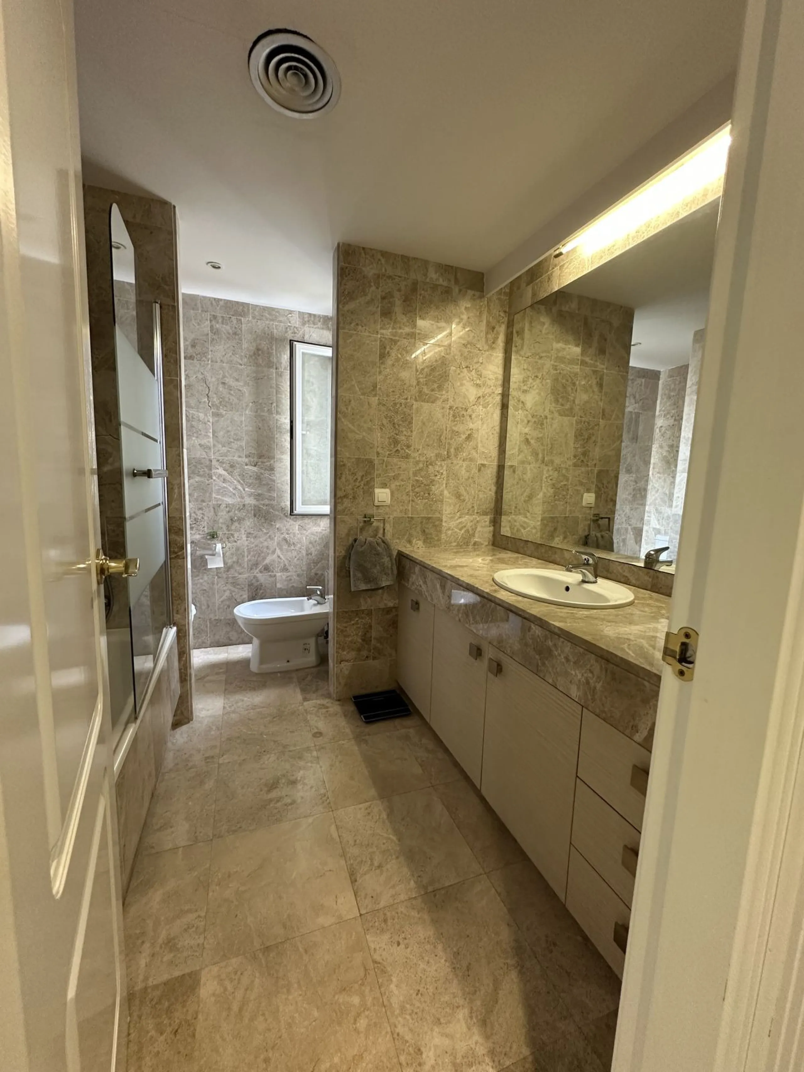 Prime location and excellent amenities, this 3 bedroom apartment is situated in the sought-after Los naranjos de Marbella, within the prestigious area of Nueva Andalucía benefiting from close proximity to a variety of amenities, including supermarkets, co