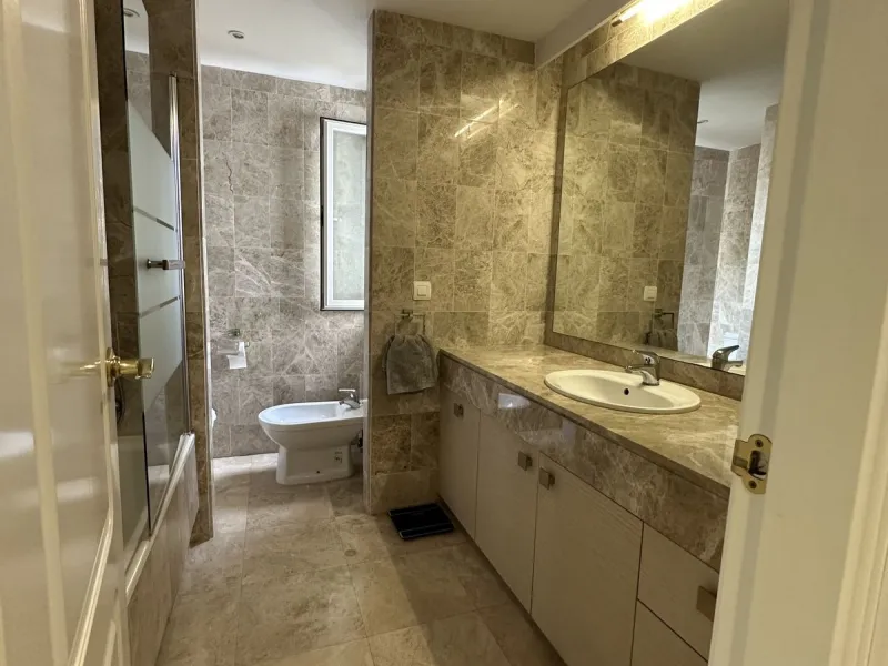 Prime location and excellent amenities, this 3 bedroom apartment is situated in the sought-after Los naranjos de Marbella, within the prestigious area of Nueva Andalucía benefiting from close proximity to a variety of amenities, including supermarkets, co