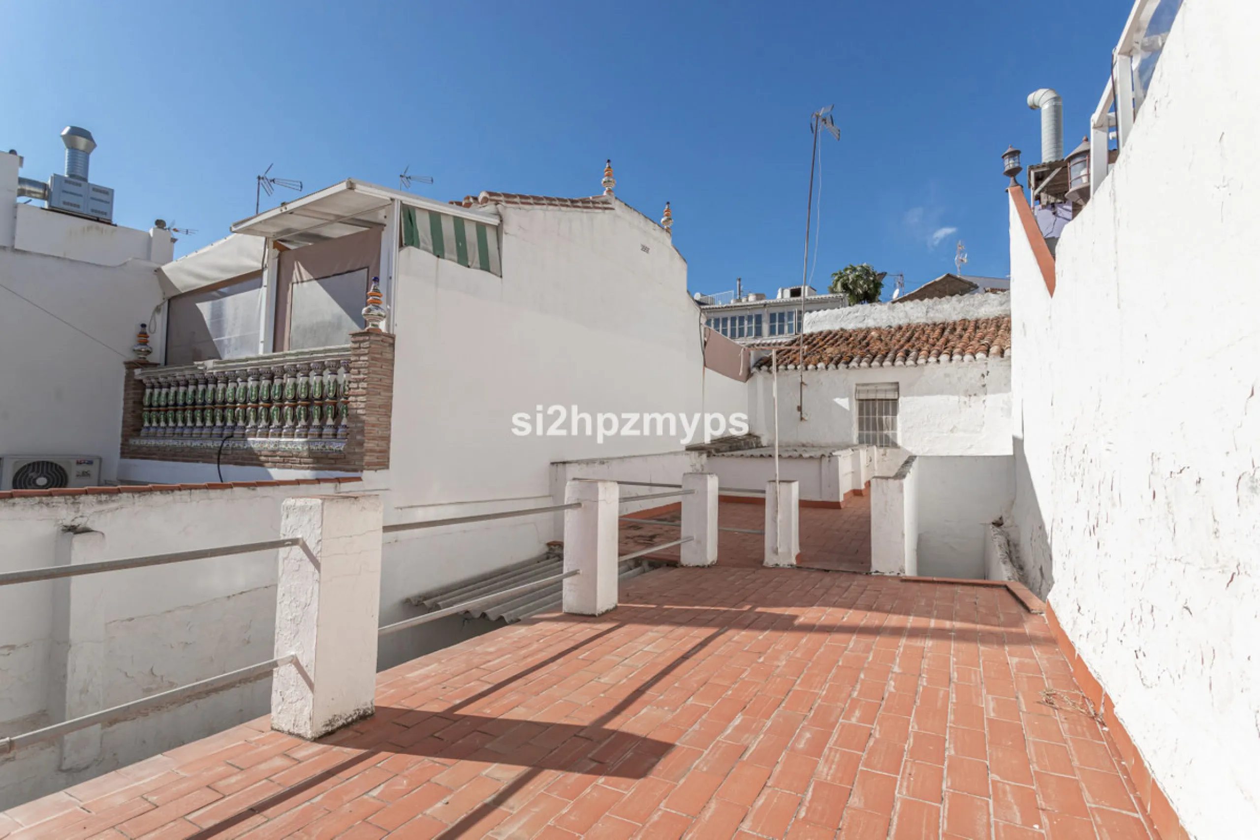 Townhouse in need of renovation with terrace at one of Nerja's best addresses A warm welcome to central Nerja and this unique accommodation with great potential but can with new care and love become a dream home to long for. Here you live at a sought-afte
