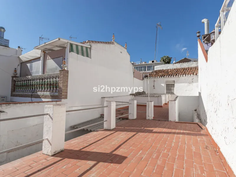 Townhouse in need of renovation with terrace at one of Nerja's best addresses A warm welcome to central Nerja and this unique accommodation with great potential but can with new care and love become a dream home to long for. Here you live at a sought-afte