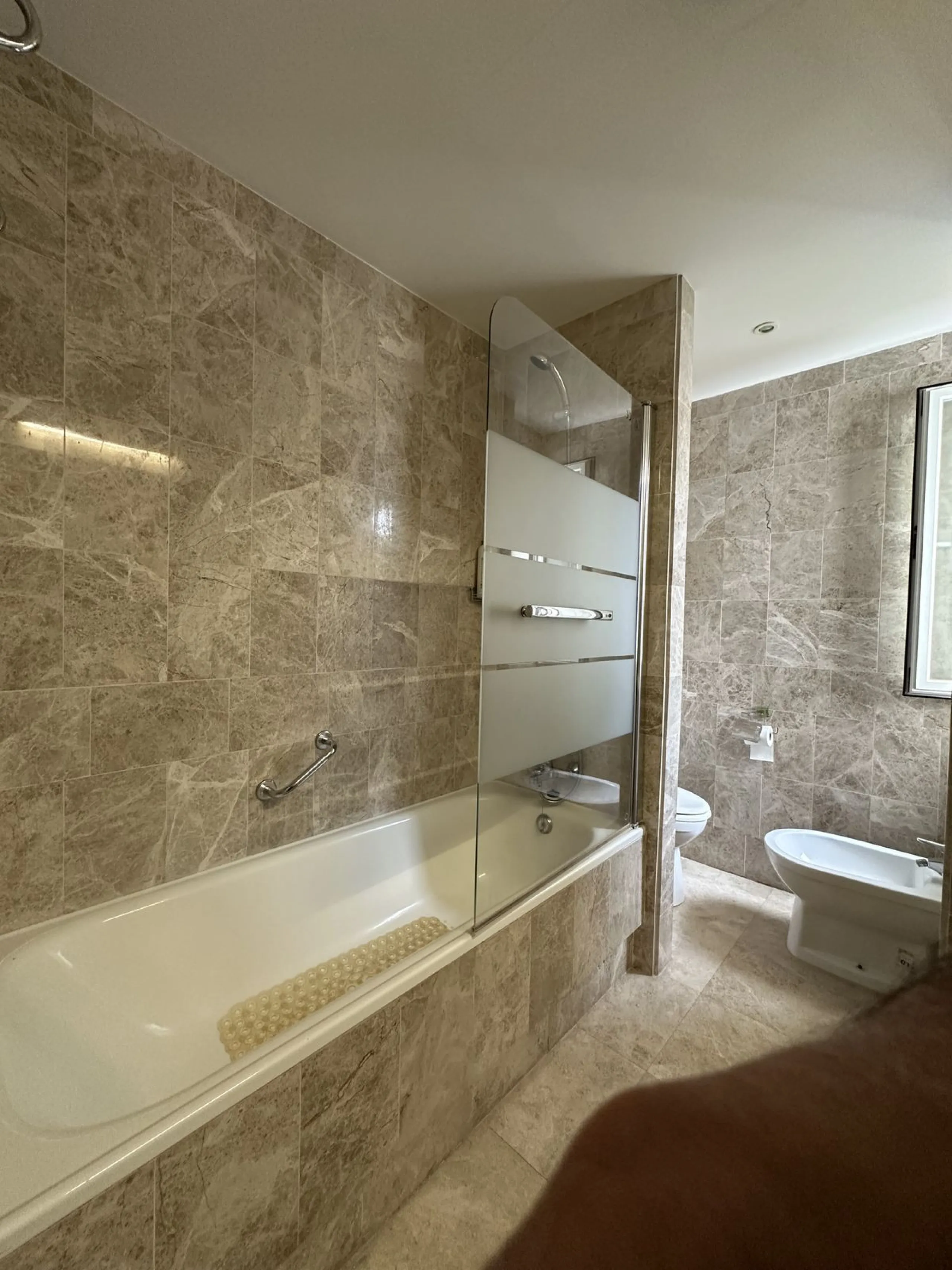 Prime location and excellent amenities, this 3 bedroom apartment is situated in the sought-after Los naranjos de Marbella, within the prestigious area of Nueva Andalucía benefiting from close proximity to a variety of amenities, including supermarkets, co