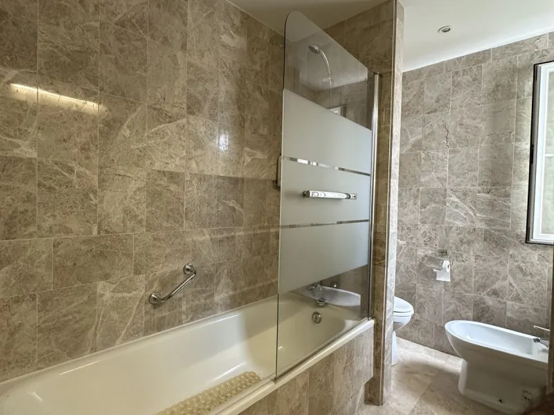 Prime location and excellent amenities, this 3 bedroom apartment is situated in the sought-after Los naranjos de Marbella, within the prestigious area of Nueva Andalucía benefiting from close proximity to a variety of amenities, including supermarkets, co