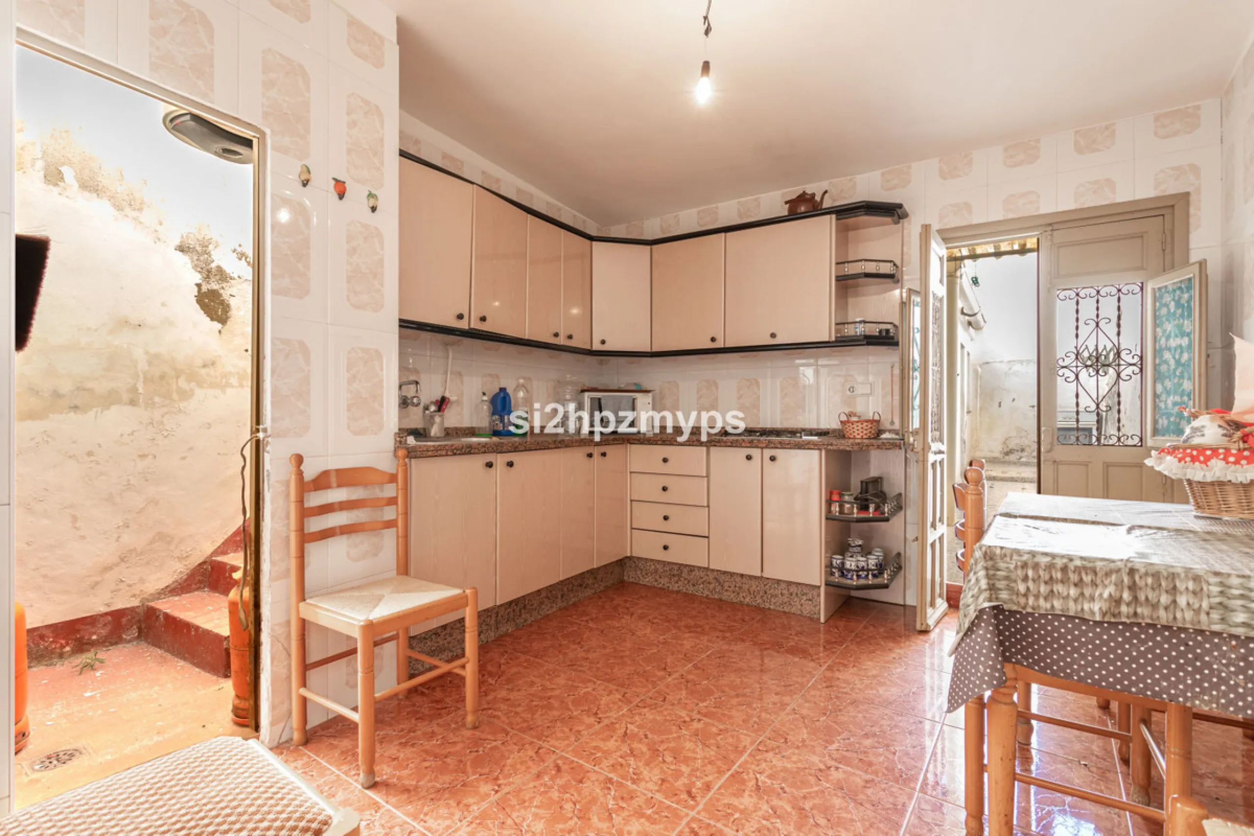 Townhouse in need of renovation with terrace at one of Nerja's best addresses A warm welcome to central Nerja and this unique accommodation with great potential but can with new care and love become a dream home to long for. Here you live at a sought-afte