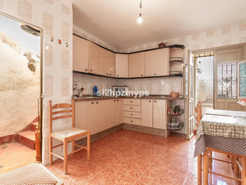 Townhouse in need of renovation with terrace at one of Nerja's best addresses A warm welcome to central Nerja and this unique accommodation with great potential but can with new care and love become a dream home to long for. Here you live at a sought-afte