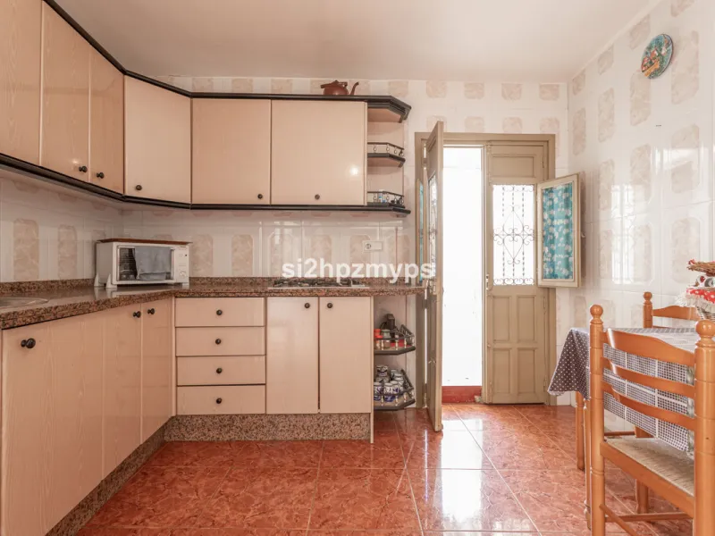 Townhouse in need of renovation with terrace at one of Nerja's best addresses A warm welcome to central Nerja and this unique accommodation with great potential but can with new care and love become a dream home to long for. Here you live at a sought-afte