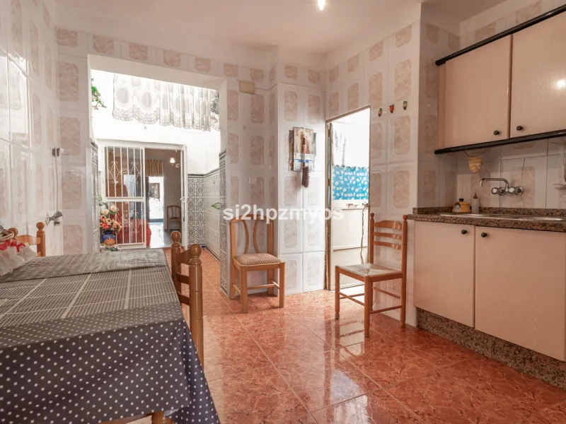 Townhouse in need of renovation with terrace at one of Nerja's best addresses A warm welcome to central Nerja and this unique accommodation with great potential but can with new care and love become a dream home to long for. Here you live at a sought-afte