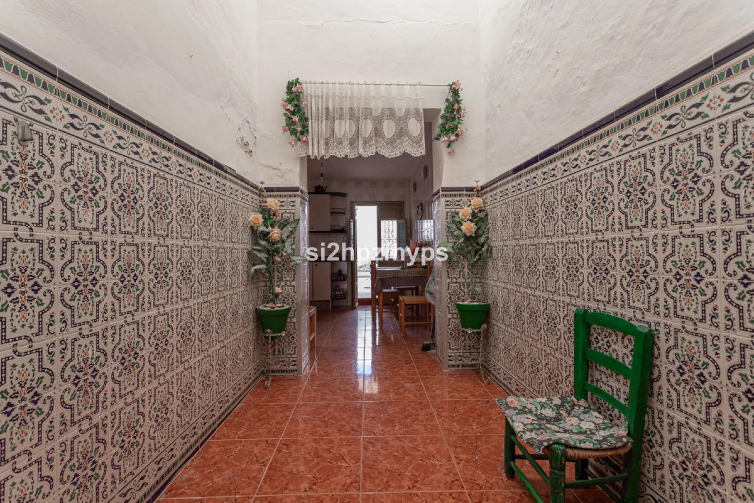 Townhouse in need of renovation with terrace at one of Nerja's best addresses A warm welcome to central Nerja and this unique accommodation with great potential but can with new care and love become a dream home to long for. Here you live at a sought-afte