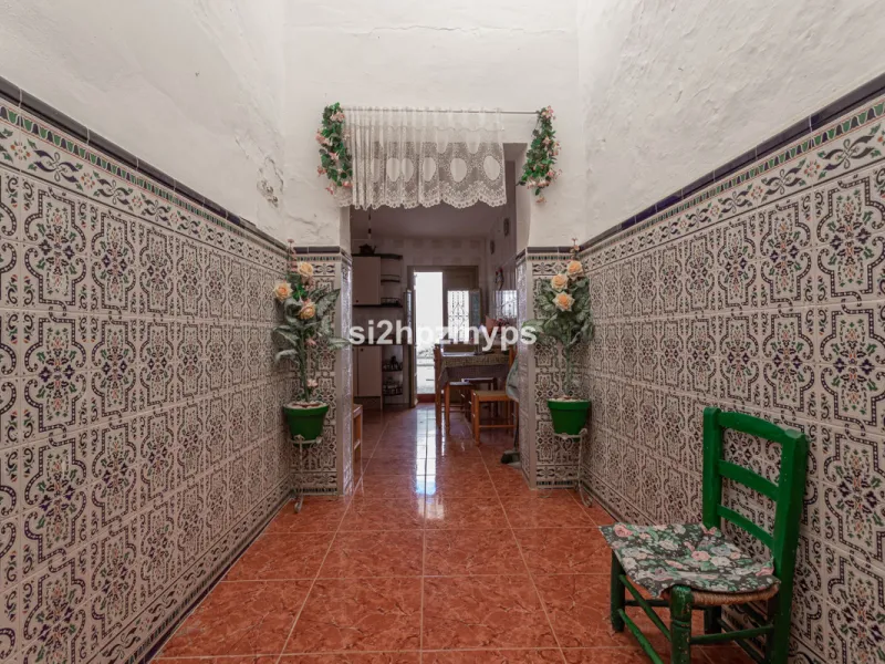 Townhouse in need of renovation with terrace at one of Nerja's best addresses A warm welcome to central Nerja and this unique accommodation with great potential but can with new care and love become a dream home to long for. Here you live at a sought-afte