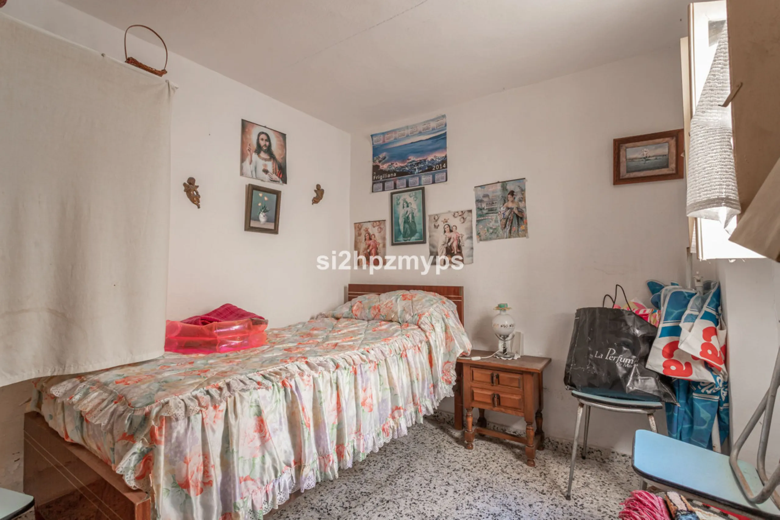 Townhouse in need of renovation with terrace at one of Nerja's best addresses A warm welcome to central Nerja and this unique accommodation with great potential but can with new care and love become a dream home to long for. Here you live at a sought-afte