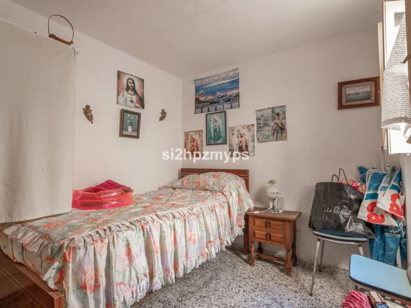 Townhouse in need of renovation with terrace at one of Nerja's best addresses A warm welcome to central Nerja and this unique accommodation with great potential but can with new care and love become a dream home to long for. Here you live at a sought-afte