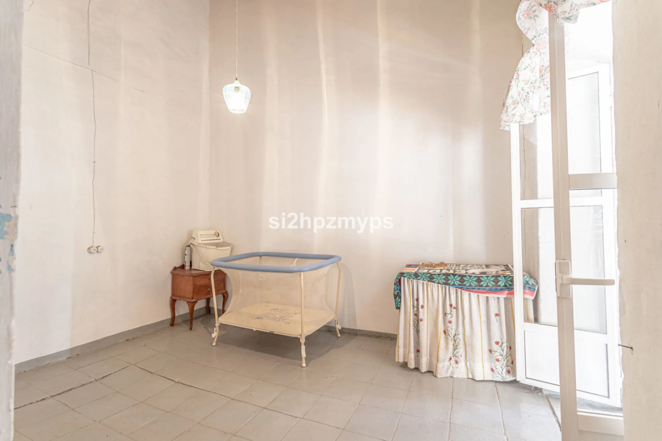 Townhouse in need of renovation with terrace at one of Nerja's best addresses A warm welcome to central Nerja and this unique accommodation with great potential but can with new care and love become a dream home to long for. Here you live at a sought-afte