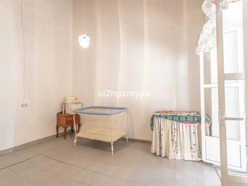 Townhouse in need of renovation with terrace at one of Nerja's best addresses A warm welcome to central Nerja and this unique accommodation with great potential but can with new care and love become a dream home to long for. Here you live at a sought-afte