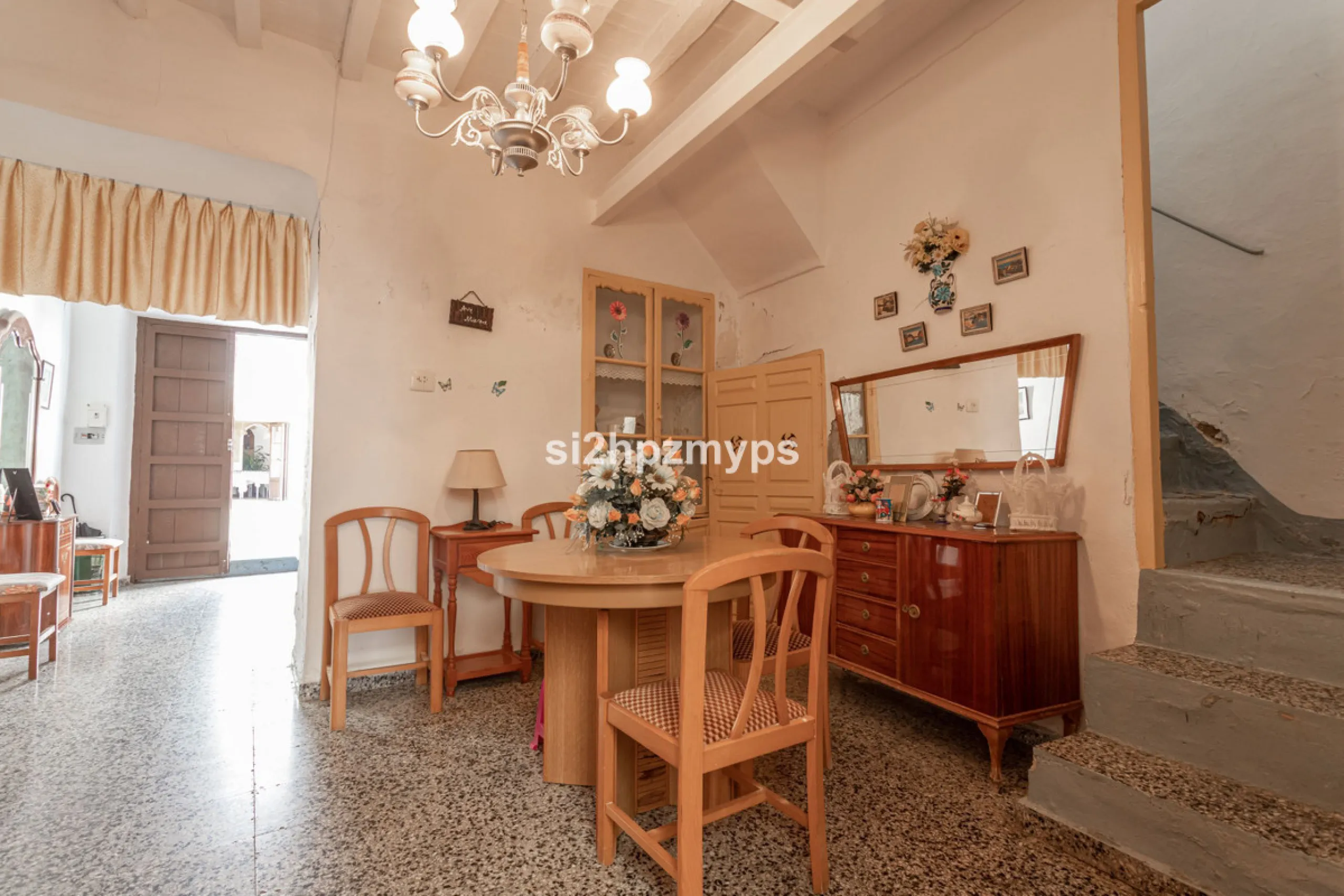 Townhouse in need of renovation with terrace at one of Nerja's best addresses A warm welcome to central Nerja and this unique accommodation with great potential but can with new care and love become a dream home to long for. Here you live at a sought-afte