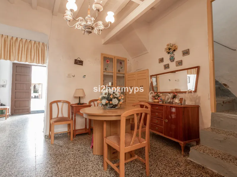 Townhouse in need of renovation with terrace at one of Nerja's best addresses A warm welcome to central Nerja and this unique accommodation with great potential but can with new care and love become a dream home to long for. Here you live at a sought-afte
