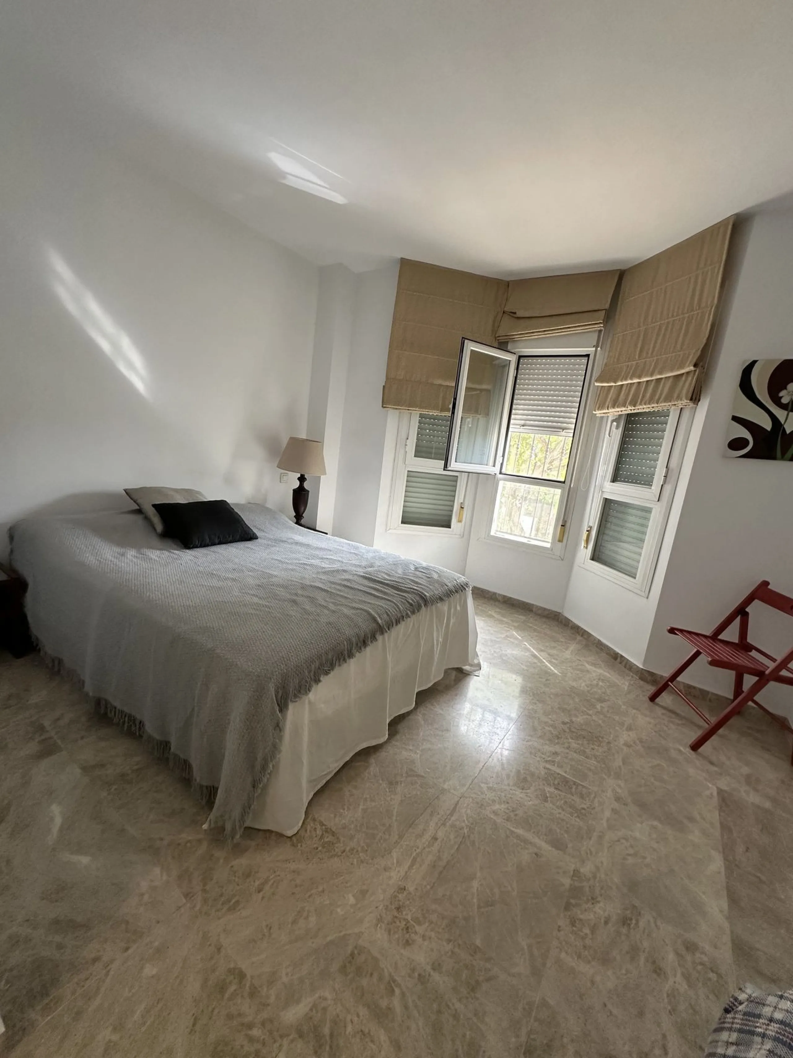 Prime location and excellent amenities, this 3 bedroom apartment is situated in the sought-after Los naranjos de Marbella, within the prestigious area of Nueva Andalucía benefiting from close proximity to a variety of amenities, including supermarkets, co