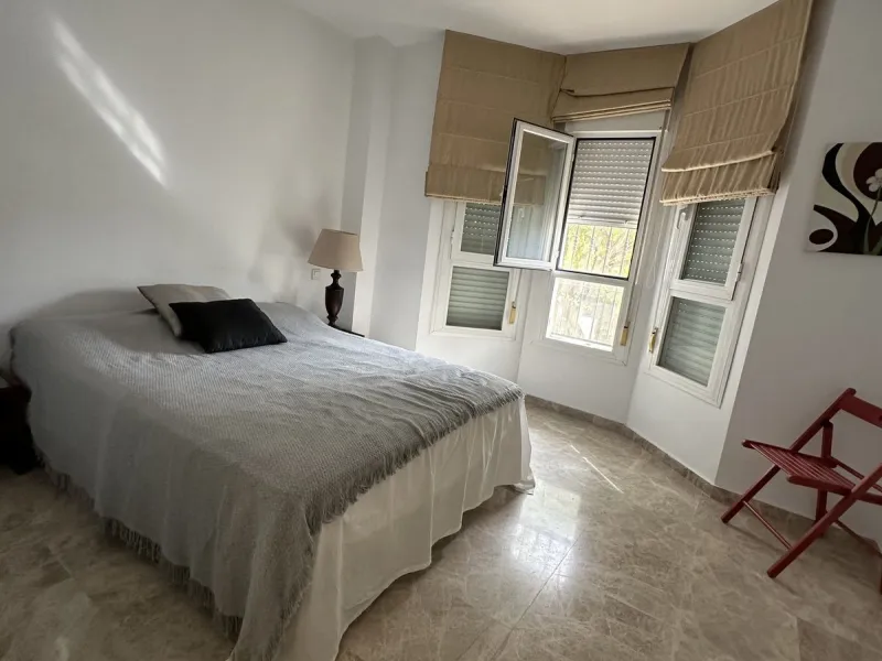 Prime location and excellent amenities, this 3 bedroom apartment is situated in the sought-after Los naranjos de Marbella, within the prestigious area of Nueva Andalucía benefiting from close proximity to a variety of amenities, including supermarkets, co
