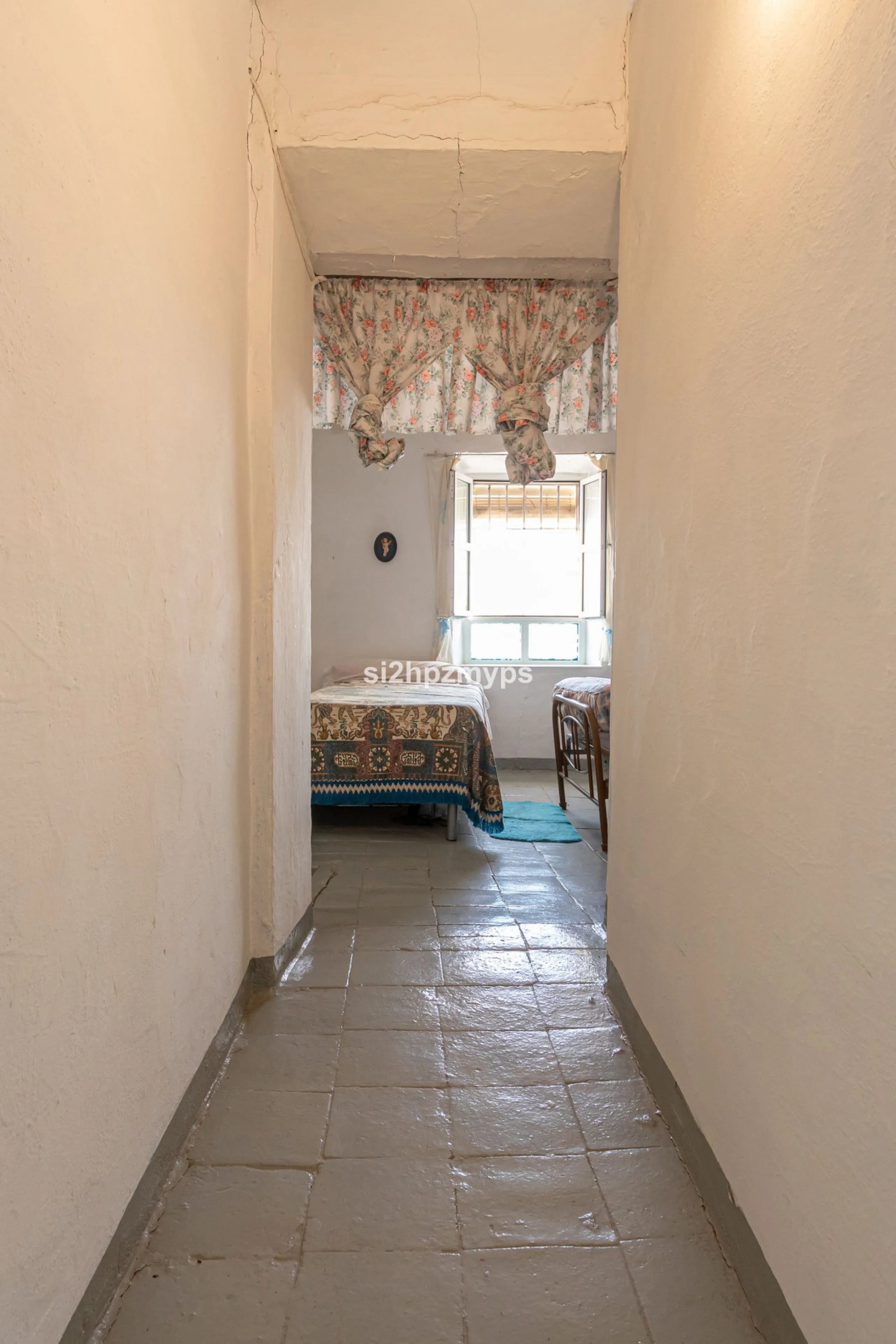 Townhouse in need of renovation with terrace at one of Nerja's best addresses A warm welcome to central Nerja and this unique accommodation with great potential but can with new care and love become a dream home to long for. Here you live at a sought-afte