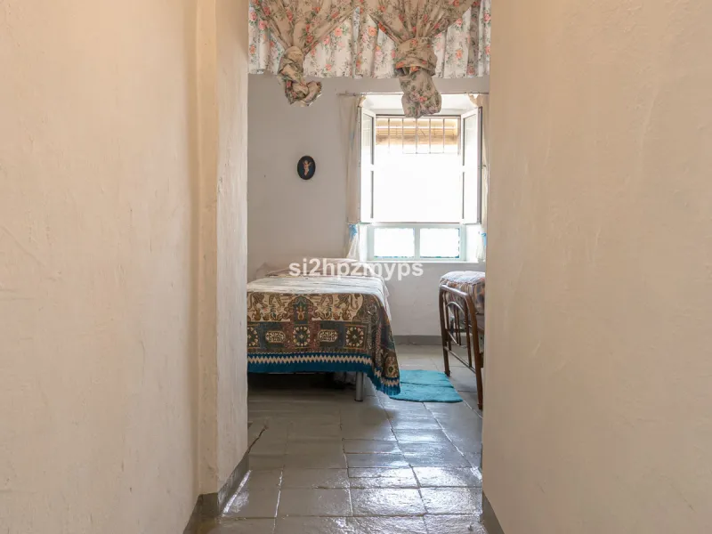 Townhouse in need of renovation with terrace at one of Nerja's best addresses A warm welcome to central Nerja and this unique accommodation with great potential but can with new care and love become a dream home to long for. Here you live at a sought-afte