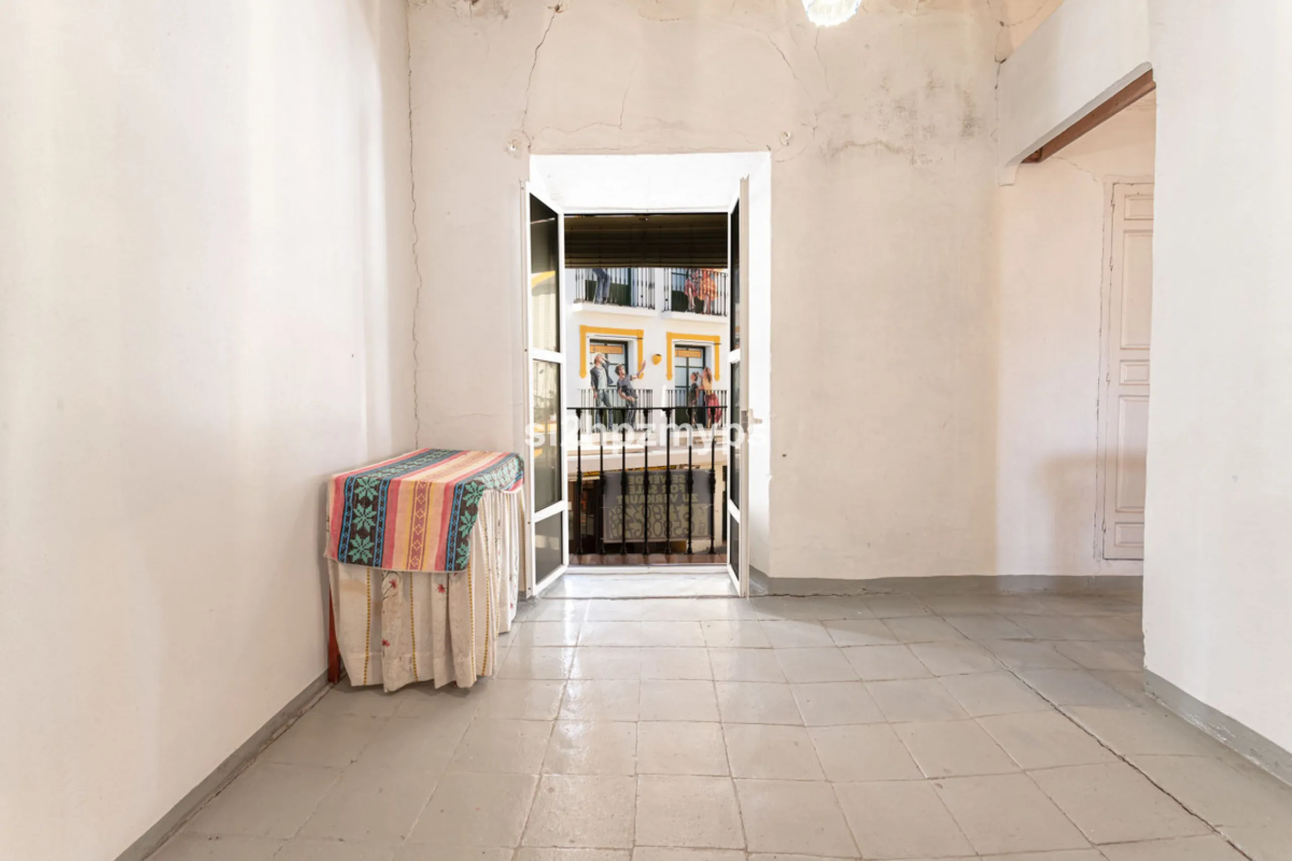 Townhouse in need of renovation with terrace at one of Nerja's best addresses A warm welcome to central Nerja and this unique accommodation with great potential but can with new care and love become a dream home to long for. Here you live at a sought-afte