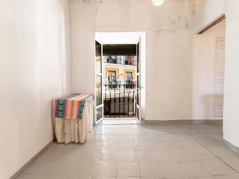 Townhouse in need of renovation with terrace at one of Nerja's best addresses A warm welcome to central Nerja and this unique accommodation with great potential but can with new care and love become a dream home to long for. Here you live at a sought-afte