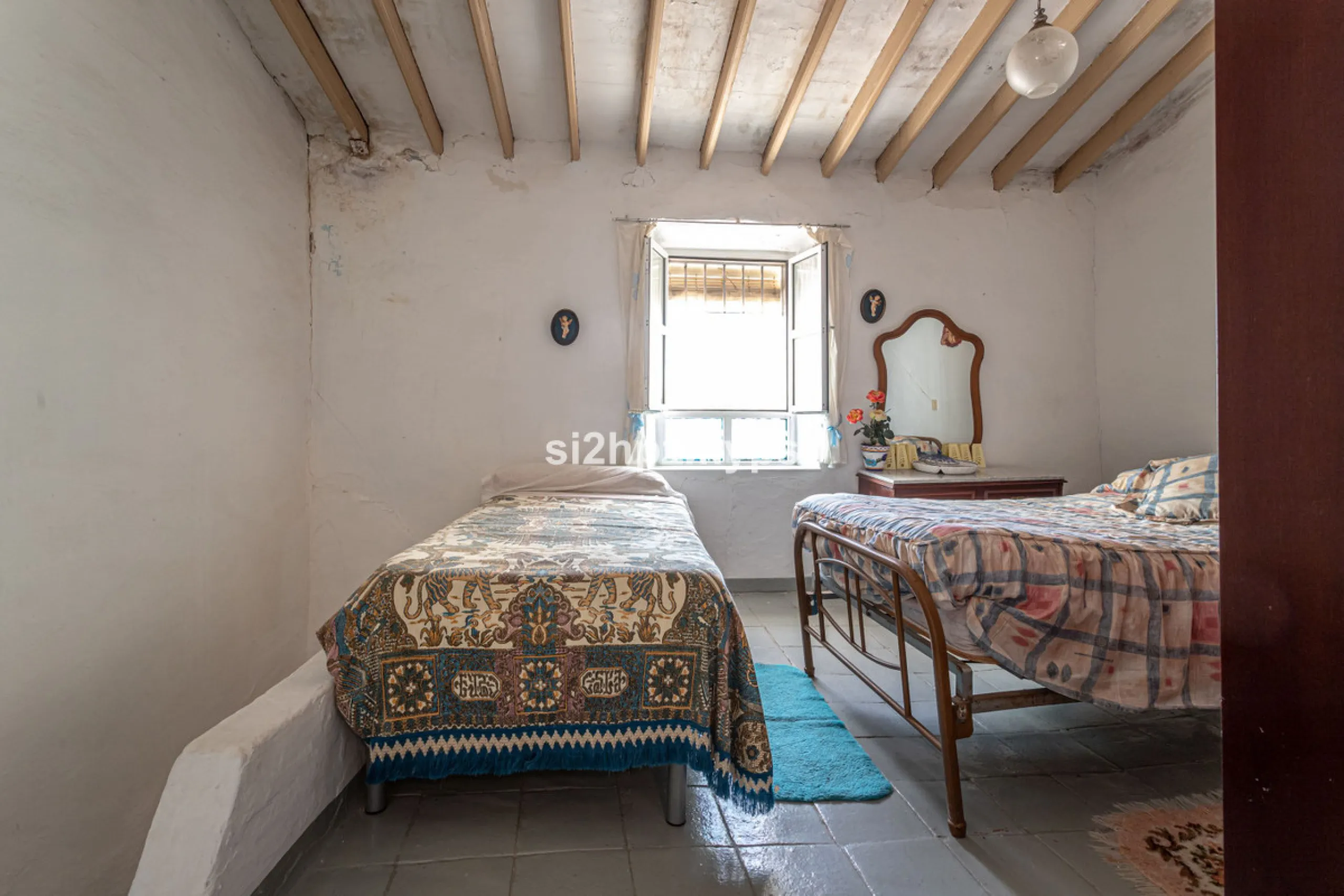 Townhouse in need of renovation with terrace at one of Nerja's best addresses A warm welcome to central Nerja and this unique accommodation with great potential but can with new care and love become a dream home to long for. Here you live at a sought-afte