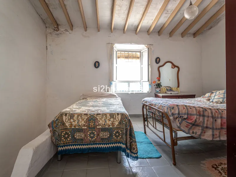 Townhouse in need of renovation with terrace at one of Nerja's best addresses A warm welcome to central Nerja and this unique accommodation with great potential but can with new care and love become a dream home to long for. Here you live at a sought-afte