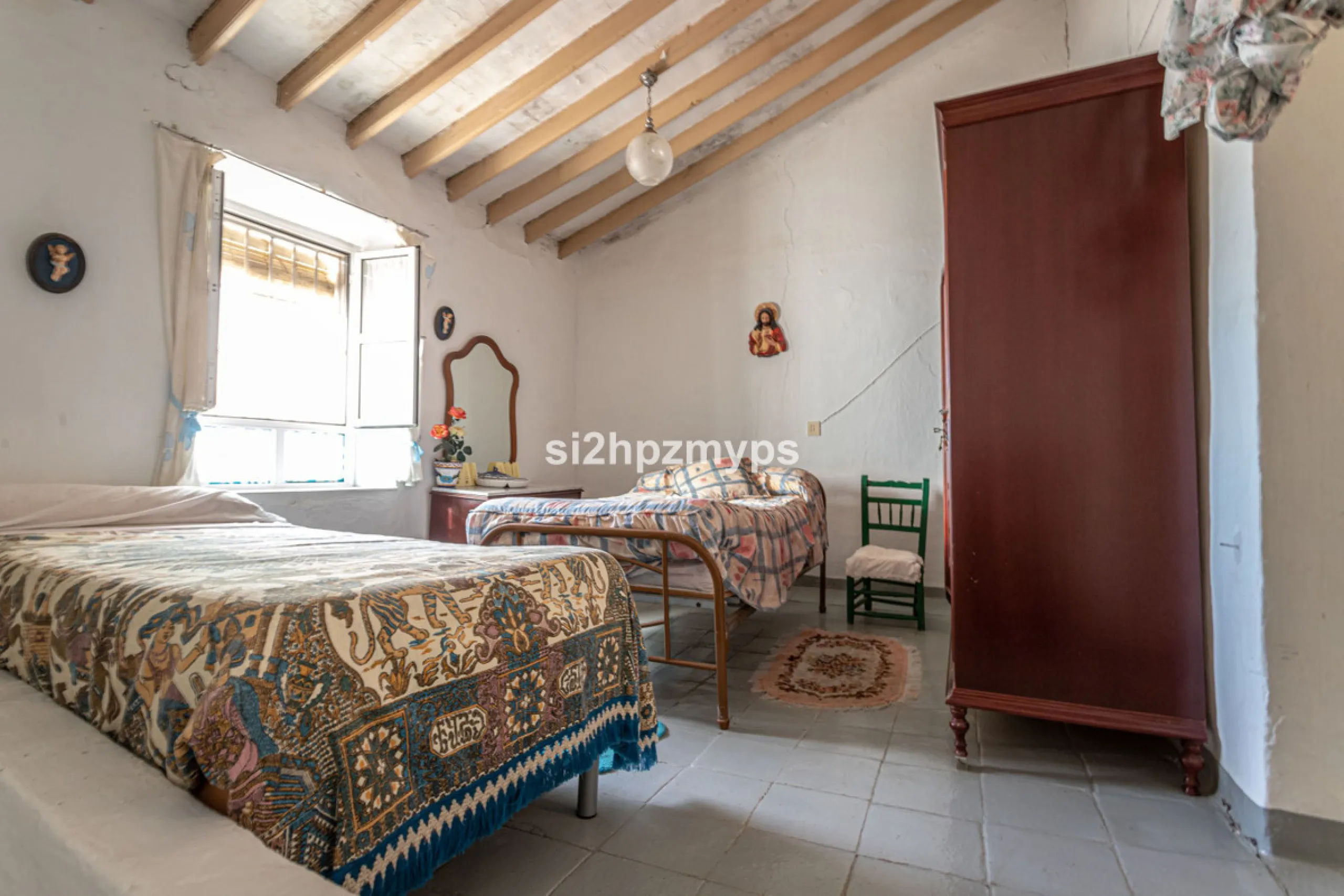 Townhouse in need of renovation with terrace at one of Nerja's best addresses A warm welcome to central Nerja and this unique accommodation with great potential but can with new care and love become a dream home to long for. Here you live at a sought-afte
