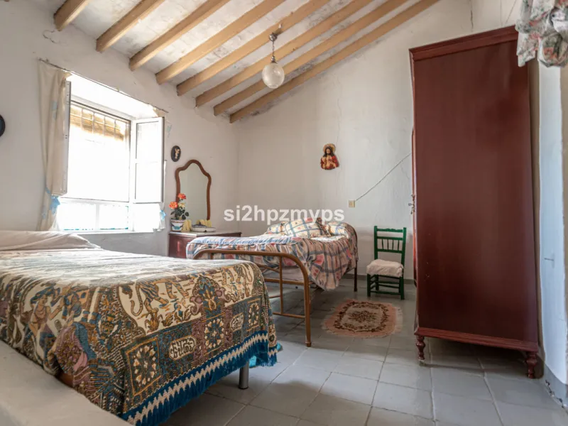 Townhouse in need of renovation with terrace at one of Nerja's best addresses A warm welcome to central Nerja and this unique accommodation with great potential but can with new care and love become a dream home to long for. Here you live at a sought-afte