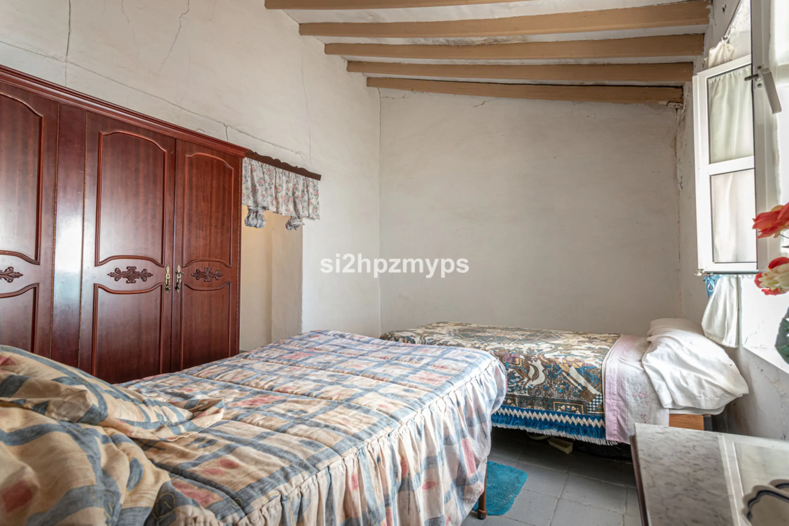 Townhouse in need of renovation with terrace at one of Nerja's best addresses A warm welcome to central Nerja and this unique accommodation with great potential but can with new care and love become a dream home to long for. Here you live at a sought-afte