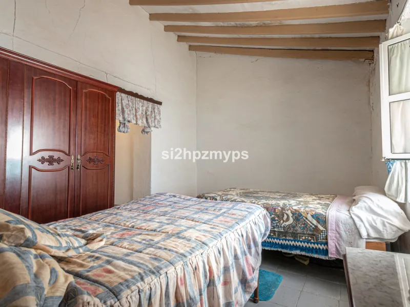 Townhouse in need of renovation with terrace at one of Nerja's best addresses A warm welcome to central Nerja and this unique accommodation with great potential but can with new care and love become a dream home to long for. Here you live at a sought-afte