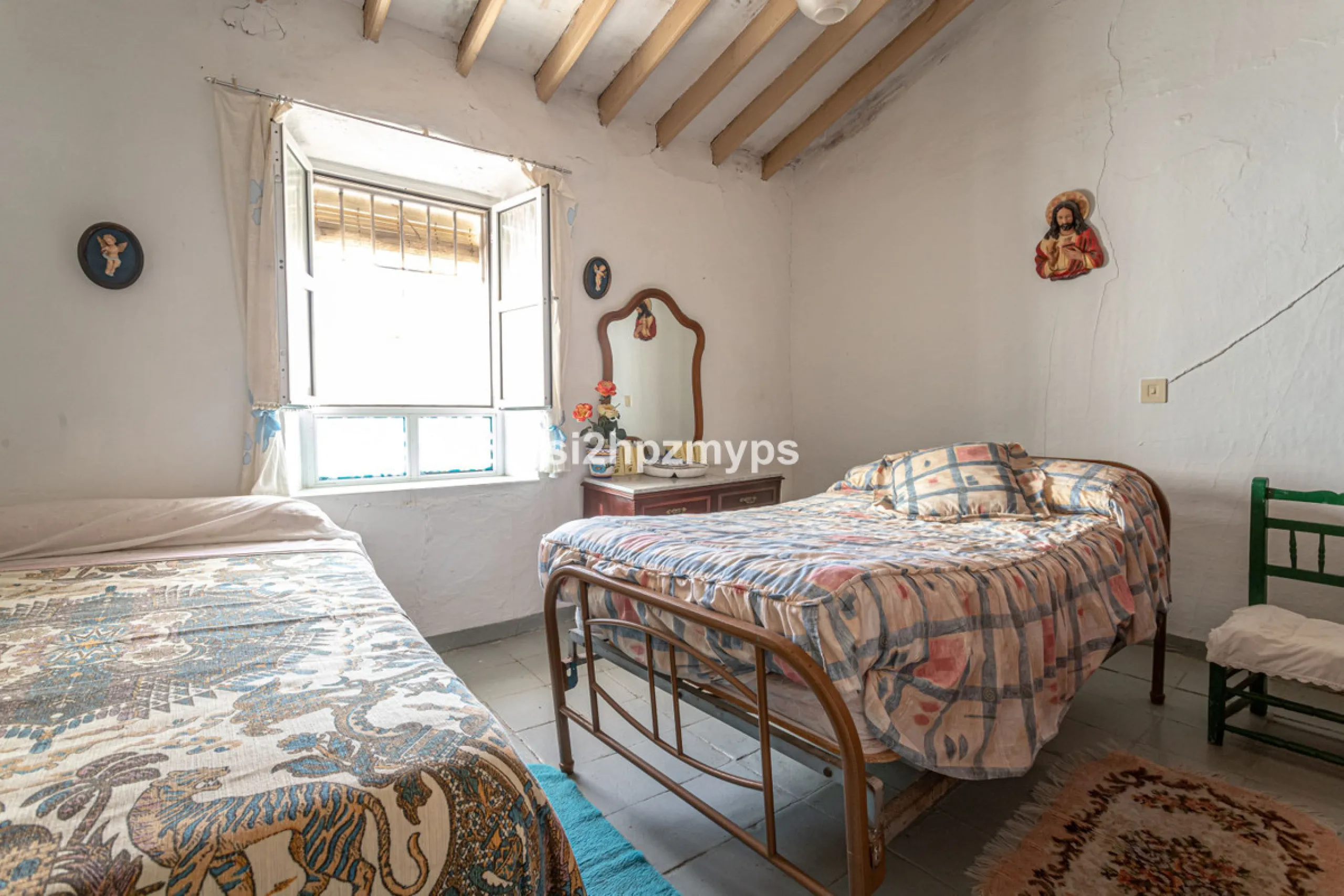 Townhouse in need of renovation with terrace at one of Nerja's best addresses A warm welcome to central Nerja and this unique accommodation with great potential but can with new care and love become a dream home to long for. Here you live at a sought-afte