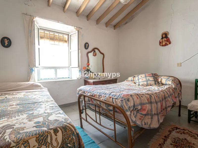 Townhouse in need of renovation with terrace at one of Nerja's best addresses A warm welcome to central Nerja and this unique accommodation with great potential but can with new care and love become a dream home to long for. Here you live at a sought-afte