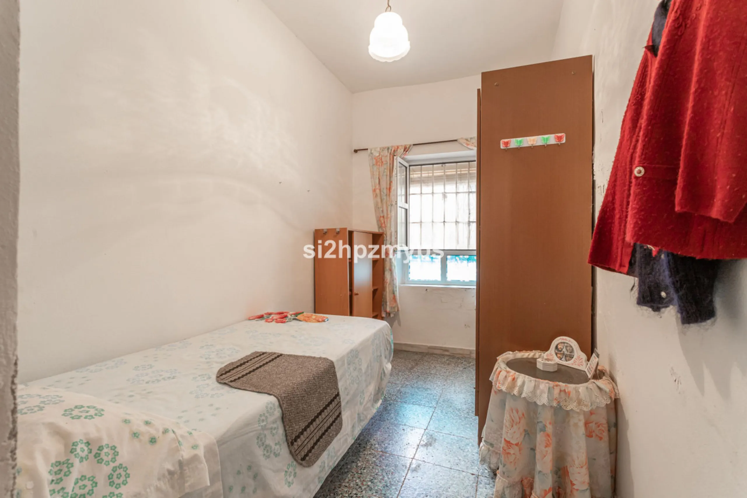 Townhouse in need of renovation with terrace at one of Nerja's best addresses A warm welcome to central Nerja and this unique accommodation with great potential but can with new care and love become a dream home to long for. Here you live at a sought-afte