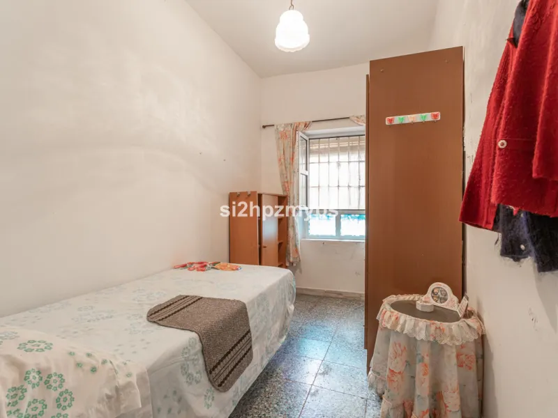 Townhouse in need of renovation with terrace at one of Nerja's best addresses A warm welcome to central Nerja and this unique accommodation with great potential but can with new care and love become a dream home to long for. Here you live at a sought-afte