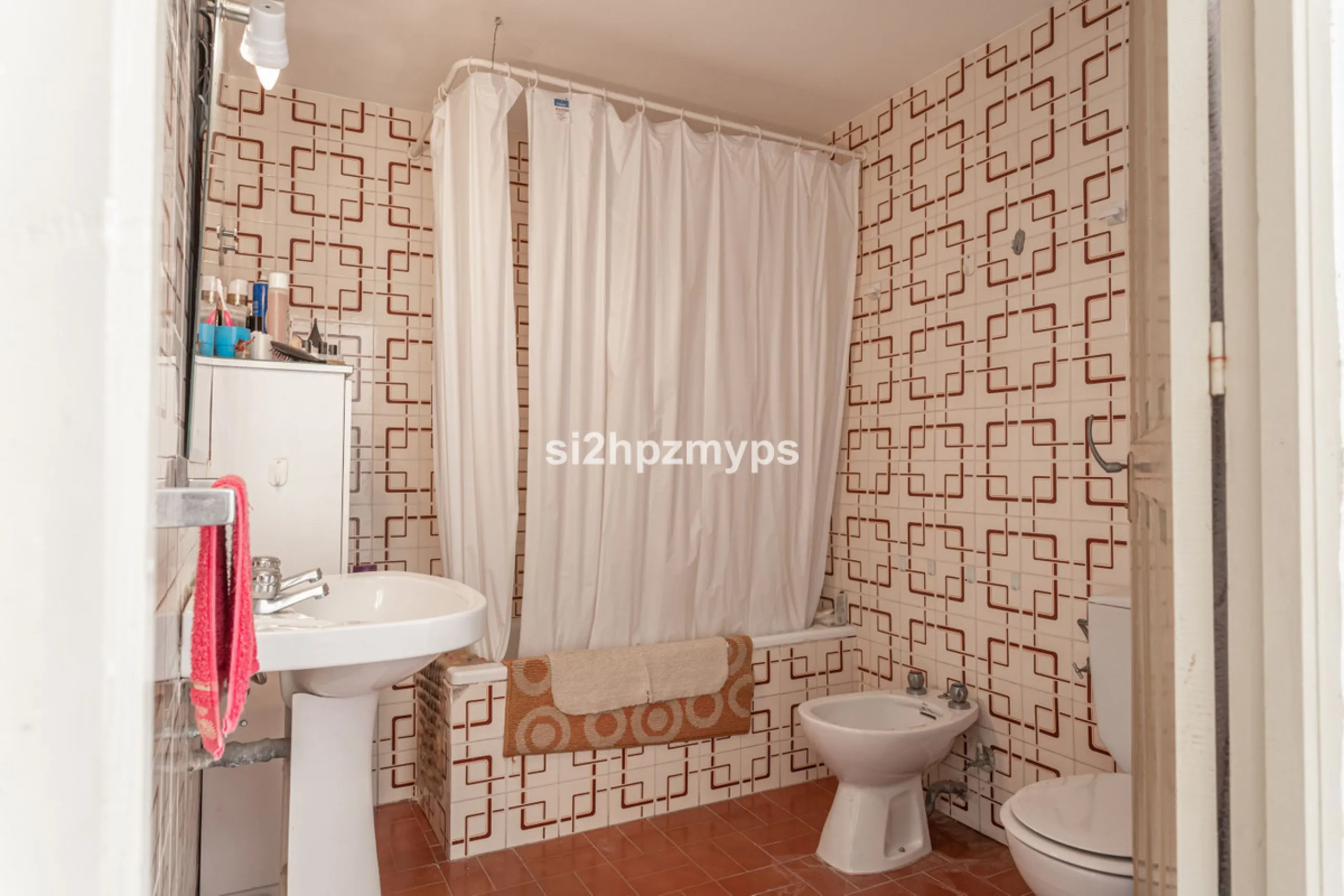 Townhouse in need of renovation with terrace at one of Nerja's best addresses A warm welcome to central Nerja and this unique accommodation with great potential but can with new care and love become a dream home to long for. Here you live at a sought-afte