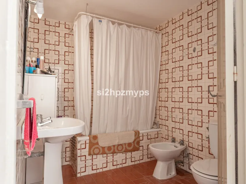 Townhouse in need of renovation with terrace at one of Nerja's best addresses A warm welcome to central Nerja and this unique accommodation with great potential but can with new care and love become a dream home to long for. Here you live at a sought-afte