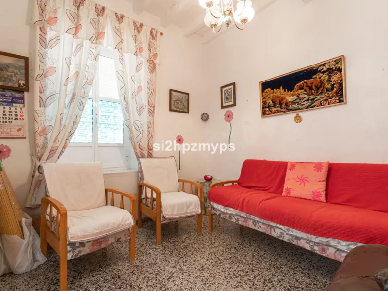 Townhouse in need of renovation with terrace at one of Nerja's best addresses A warm welcome to central Nerja and this unique accommodation with great potential but can with new care and love become a dream home to long for. Here you live at a sought-afte