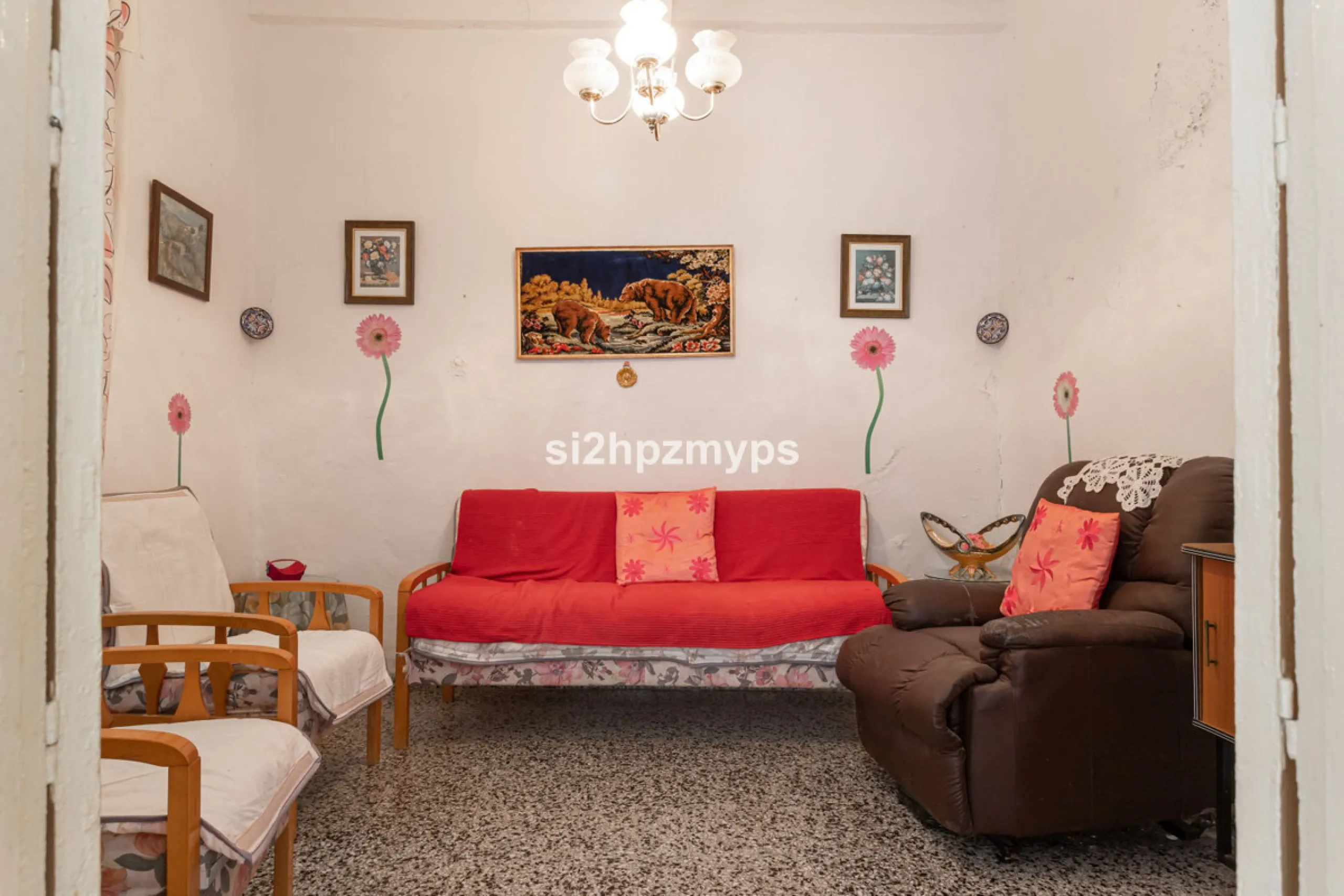 Townhouse in need of renovation with terrace at one of Nerja's best addresses A warm welcome to central Nerja and this unique accommodation with great potential but can with new care and love become a dream home to long for. Here you live at a sought-afte