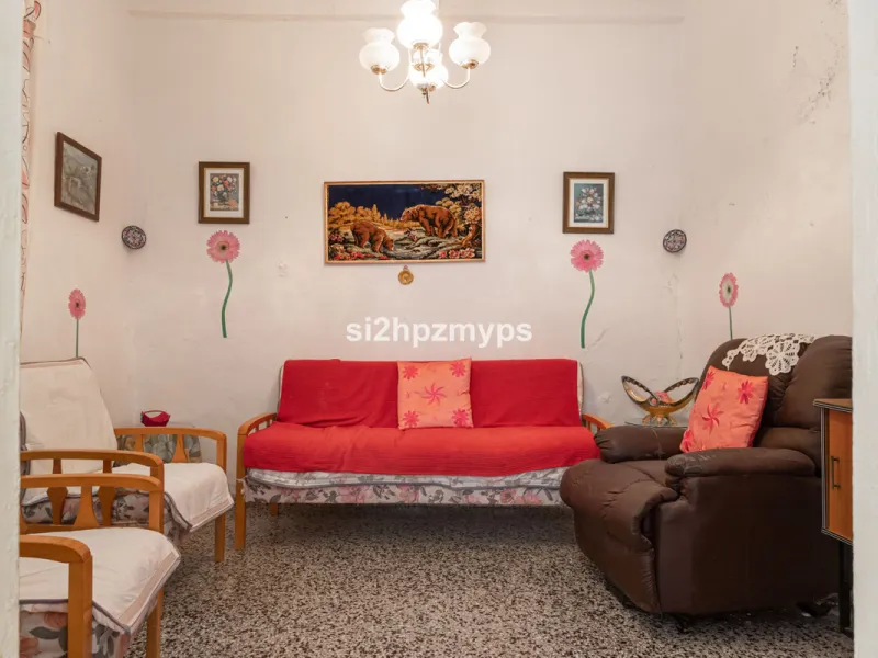 Townhouse in need of renovation with terrace at one of Nerja's best addresses A warm welcome to central Nerja and this unique accommodation with great potential but can with new care and love become a dream home to long for. Here you live at a sought-afte