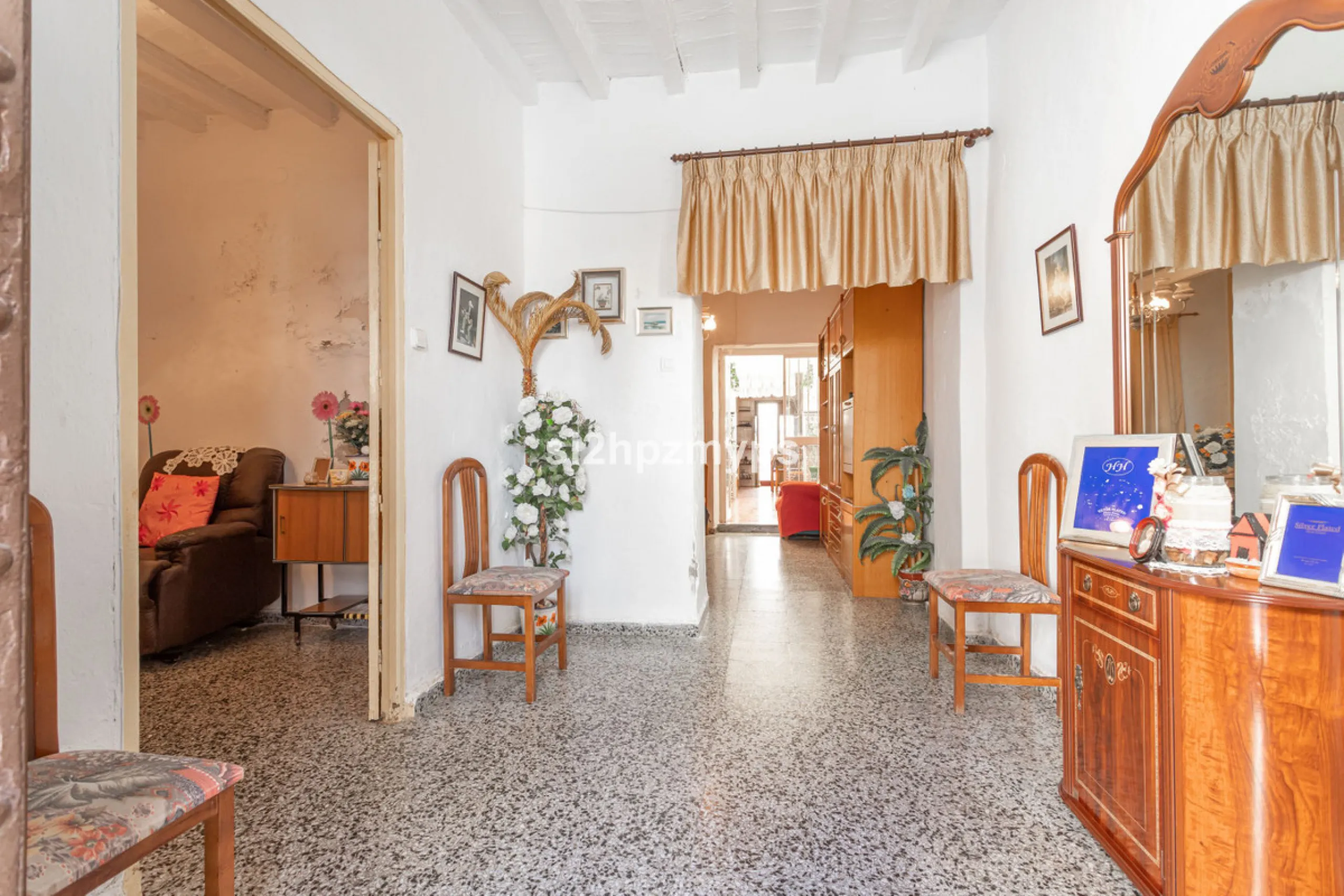 Townhouse in need of renovation with terrace at one of Nerja's best addresses A warm welcome to central Nerja and this unique accommodation with great potential but can with new care and love become a dream home to long for. Here you live at a sought-afte