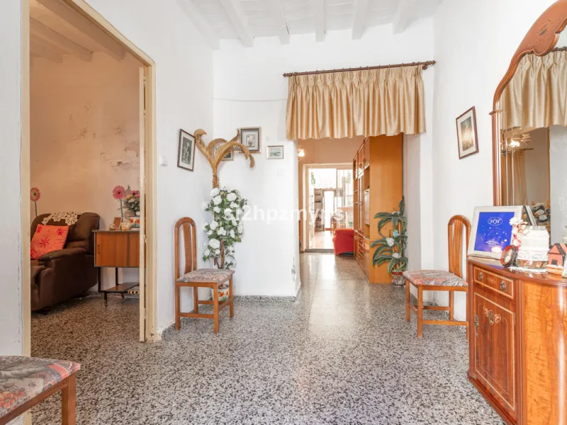 Townhouse in need of renovation with terrace at one of Nerja's best addresses A warm welcome to central Nerja and this unique accommodation with great potential but can with new care and love become a dream home to long for. Here you live at a sought-afte