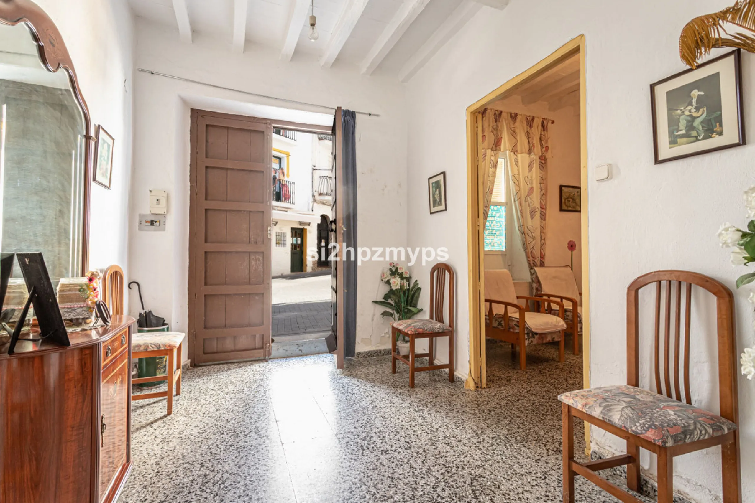 Townhouse in need of renovation with terrace at one of Nerja's best addresses A warm welcome to central Nerja and this unique accommodation with great potential but can with new care and love become a dream home to long for. Here you live at a sought-afte