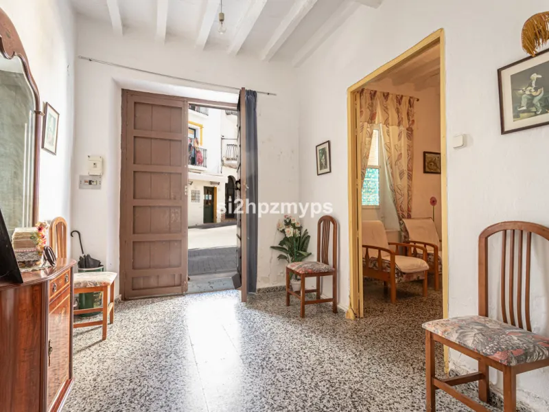 Townhouse in need of renovation with terrace at one of Nerja's best addresses A warm welcome to central Nerja and this unique accommodation with great potential but can with new care and love become a dream home to long for. Here you live at a sought-afte