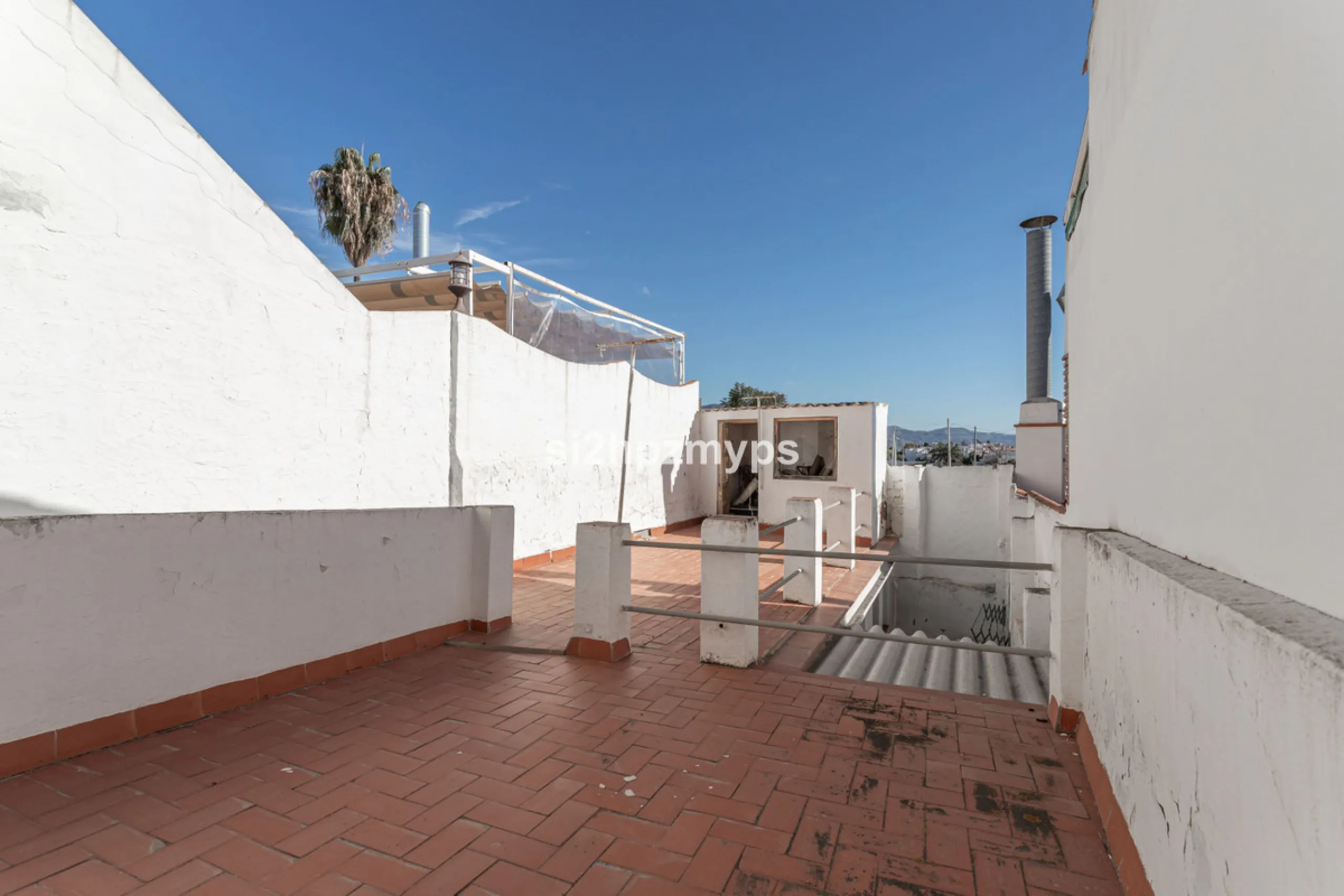 Townhouse in need of renovation with terrace at one of Nerja's best addresses A warm welcome to central Nerja and this unique accommodation with great potential but can with new care and love become a dream home to long for. Here you live at a sought-afte