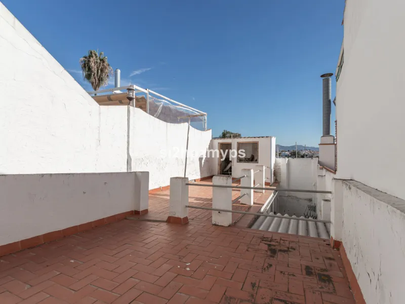 Townhouse in need of renovation with terrace at one of Nerja's best addresses A warm welcome to central Nerja and this unique accommodation with great potential but can with new care and love become a dream home to long for. Here you live at a sought-afte