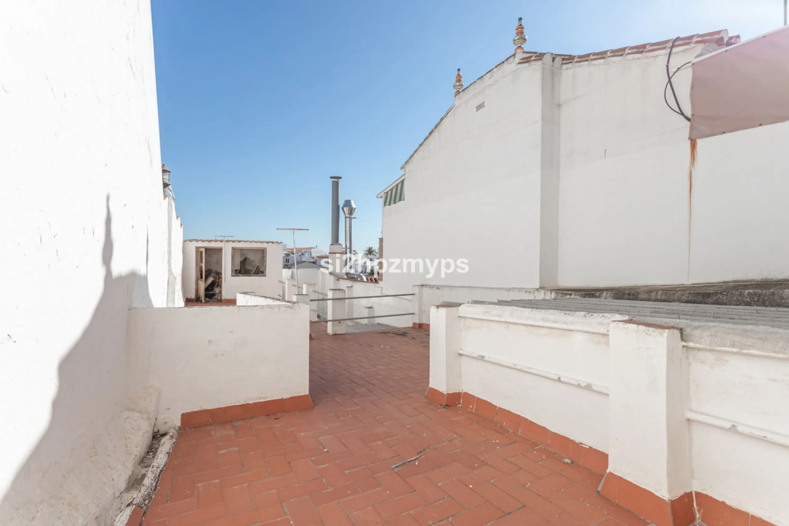 Townhouse in need of renovation with terrace at one of Nerja's best addresses A warm welcome to central Nerja and this unique accommodation with great potential but can with new care and love become a dream home to long for. Here you live at a sought-afte