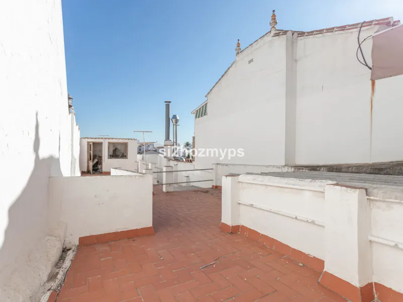 Townhouse in need of renovation with terrace at one of Nerja's best addresses A warm welcome to central Nerja and this unique accommodation with great potential but can with new care and love become a dream home to long for. Here you live at a sought-afte
