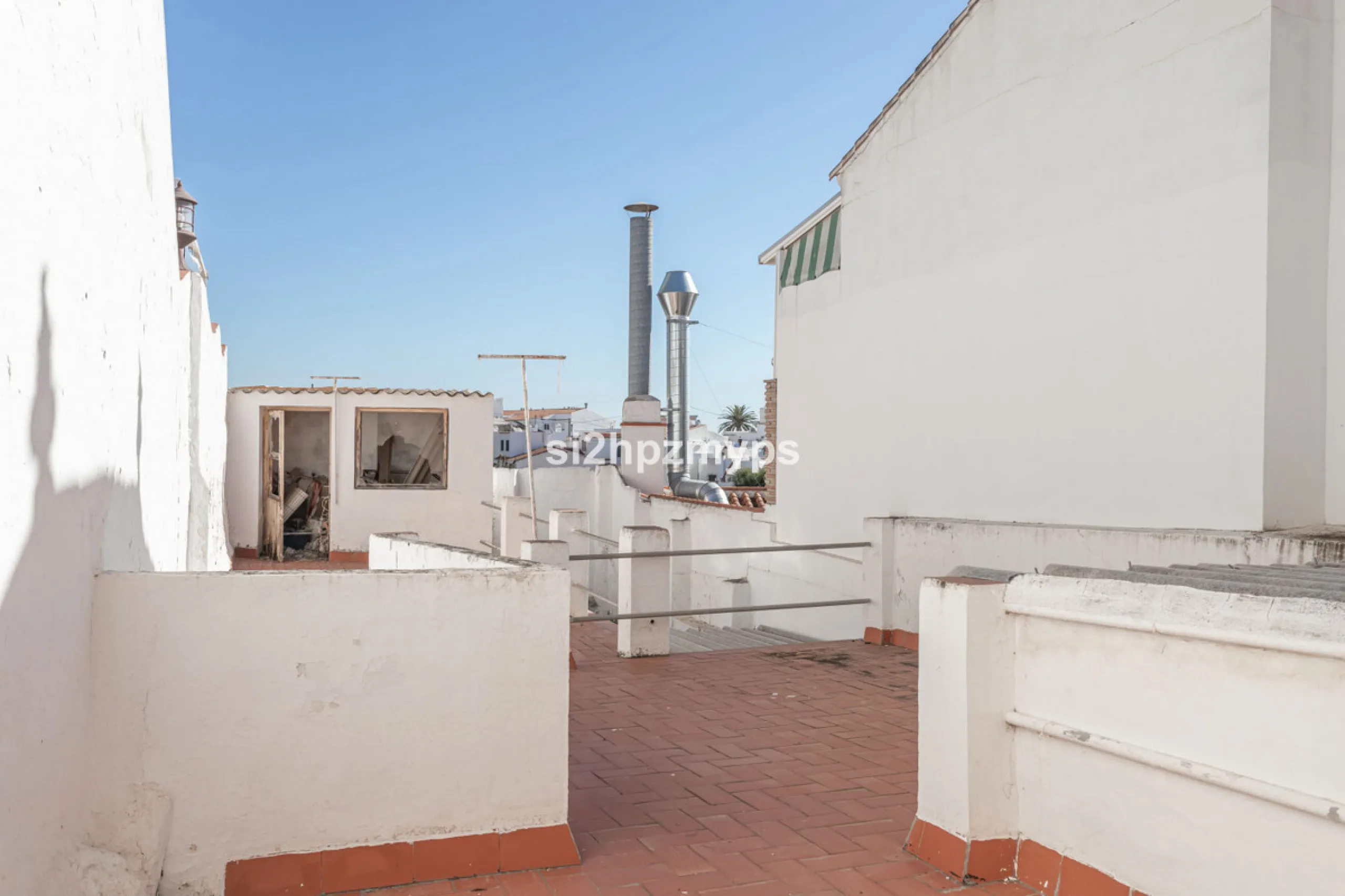 Townhouse in need of renovation with terrace at one of Nerja's best addresses A warm welcome to central Nerja and this unique accommodation with great potential but can with new care and love become a dream home to long for. Here you live at a sought-afte